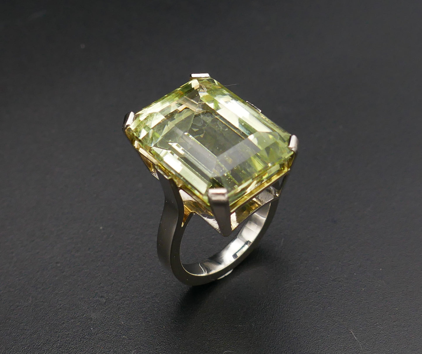 Bague Sertie d'Un Béryl (23,26 carats) Taille émeraude, Or Blanc 18 Carats.