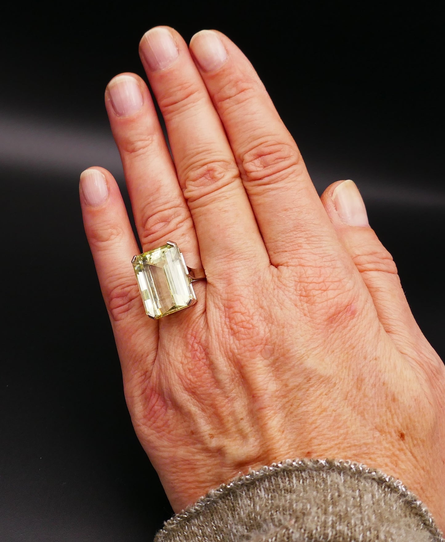 Bague Sertie d'Un Béryl (23,26 carats) Taille émeraude, Or Blanc 18 Carats.