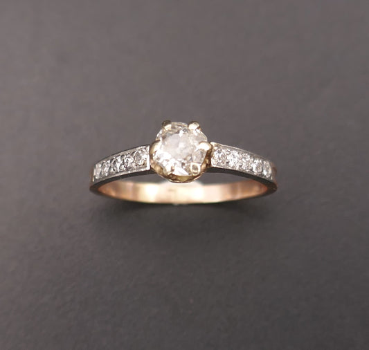 Bague solitaire diamant taille ancienne épaulée de diamants.