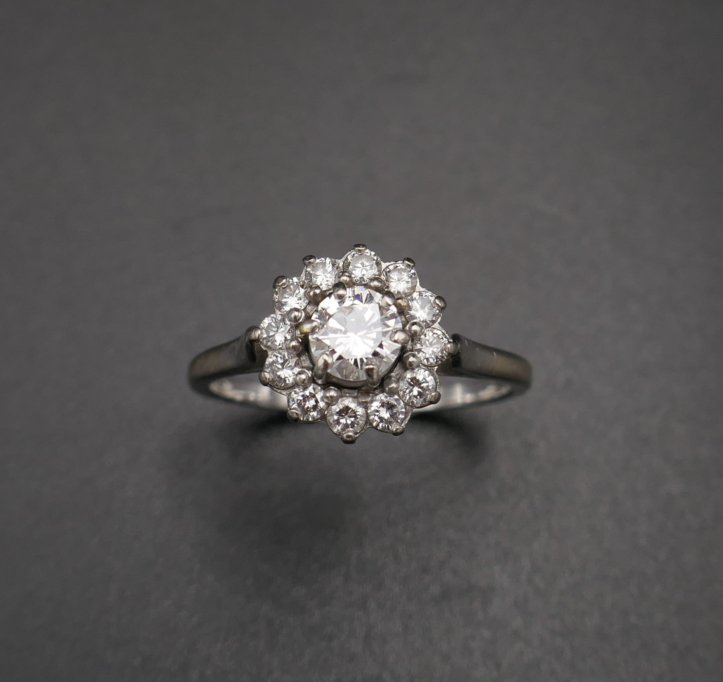 Bague Marguerite Diamants, Or Blanc 18 Carats.