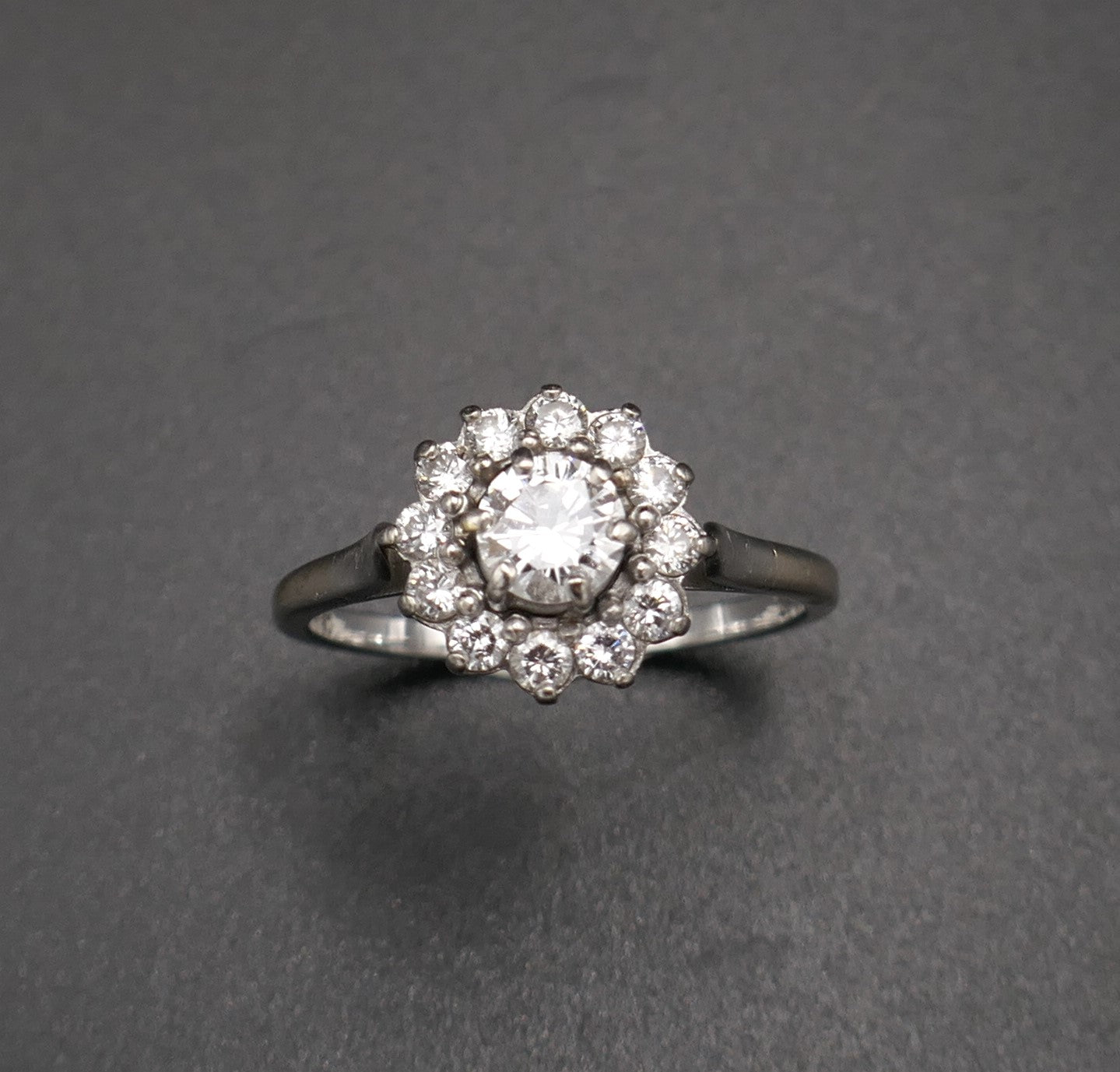 Bague Marguerite Diamants, Or Blanc 18 Carats.