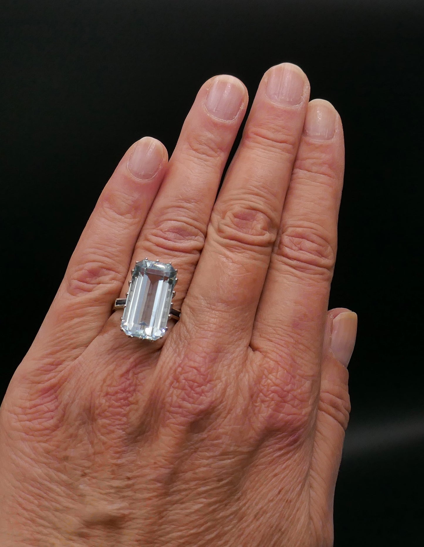 Bague Sertie d'Une Aigue Marine épaulée de Saphirs Calibrés.