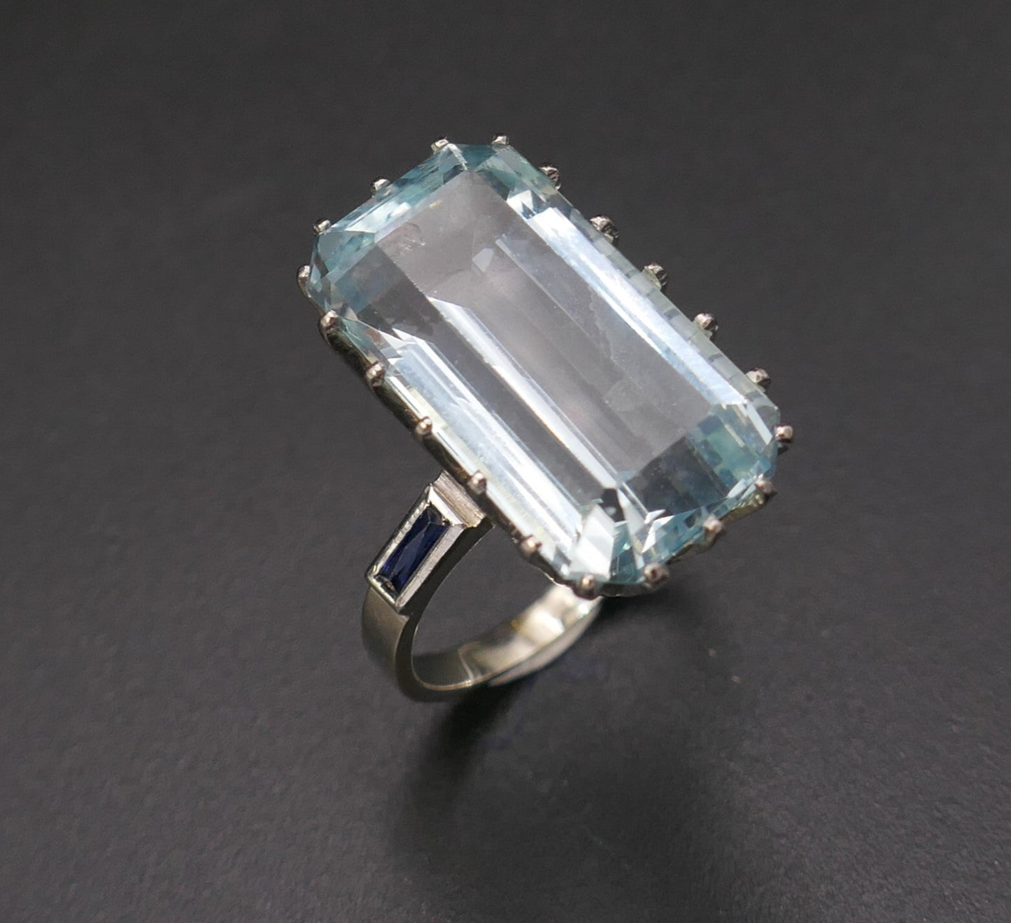 Bague Sertie d'Une Aigue Marine épaulée de Saphirs Calibrés.