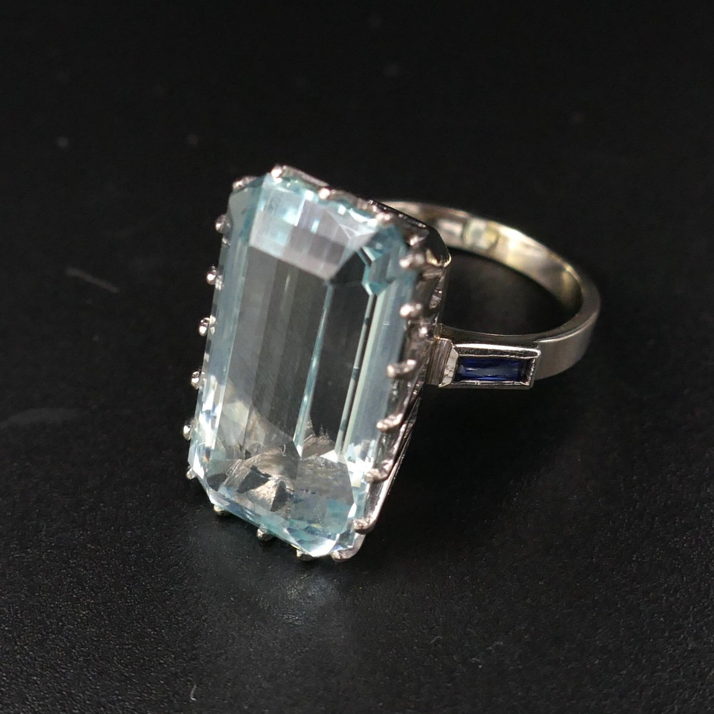 Bague Sertie d'Une Aigue Marine épaulée de Saphirs Calibrés.
