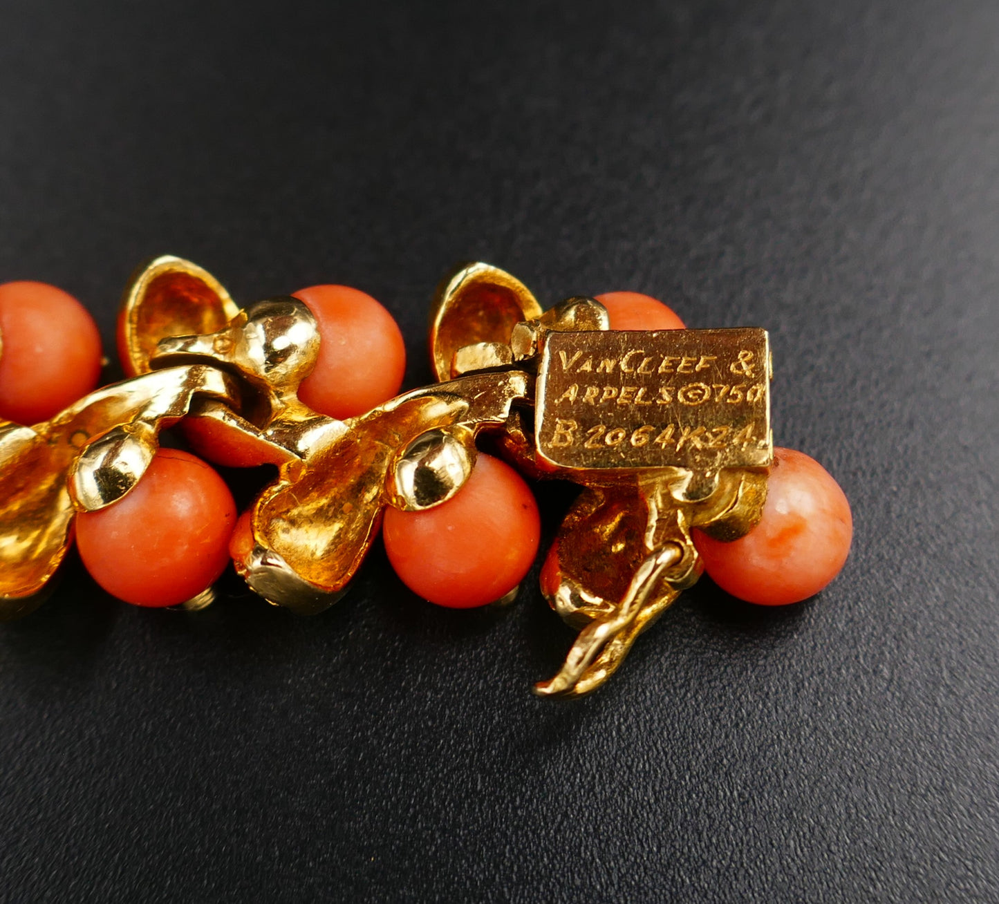 Van Cleef & Arpels, Bracelet Gui , Perles De Corail, Or Jaune 18 Carats.