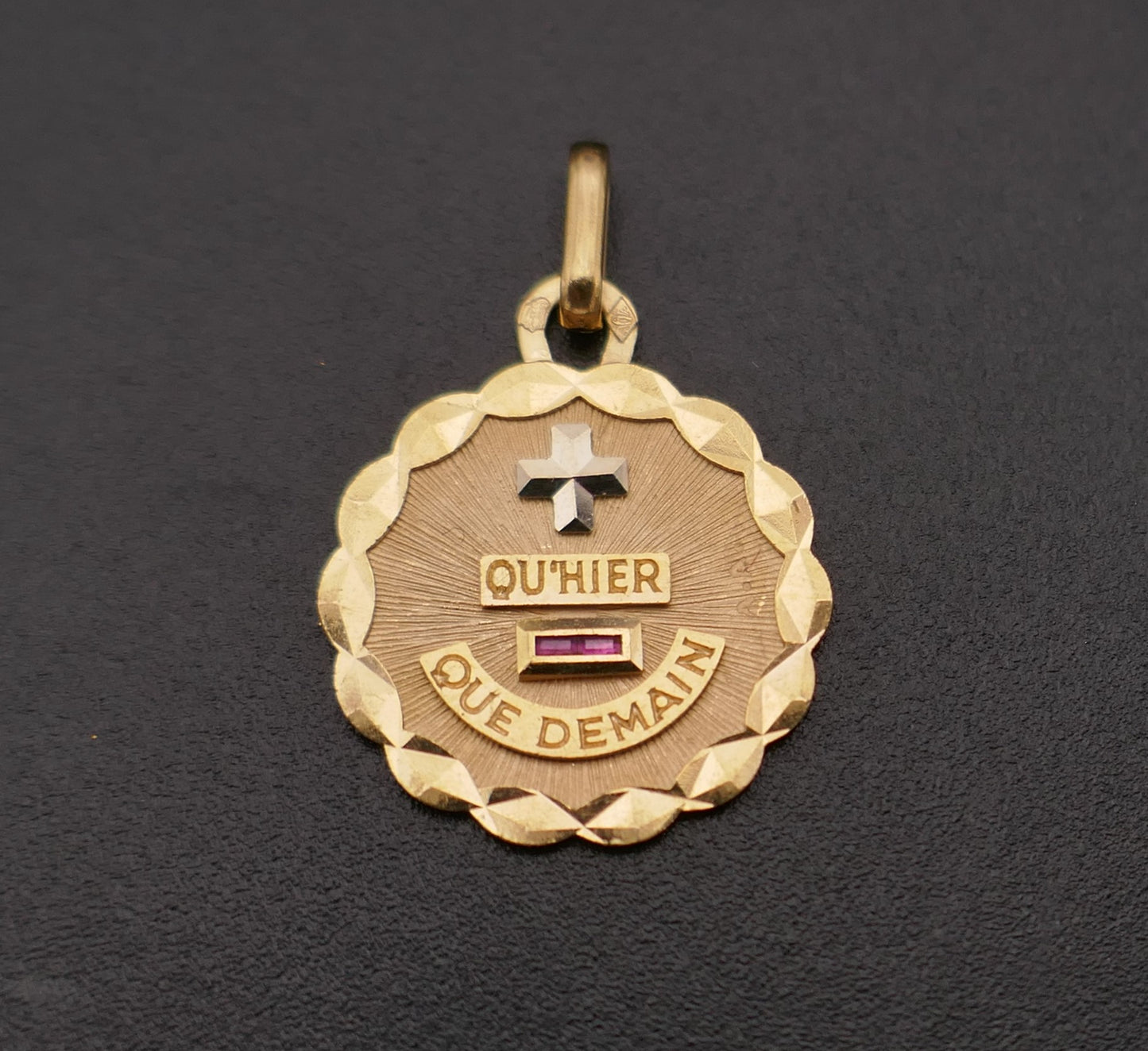 Signée Augis, Médaille, Or 18 Carats.