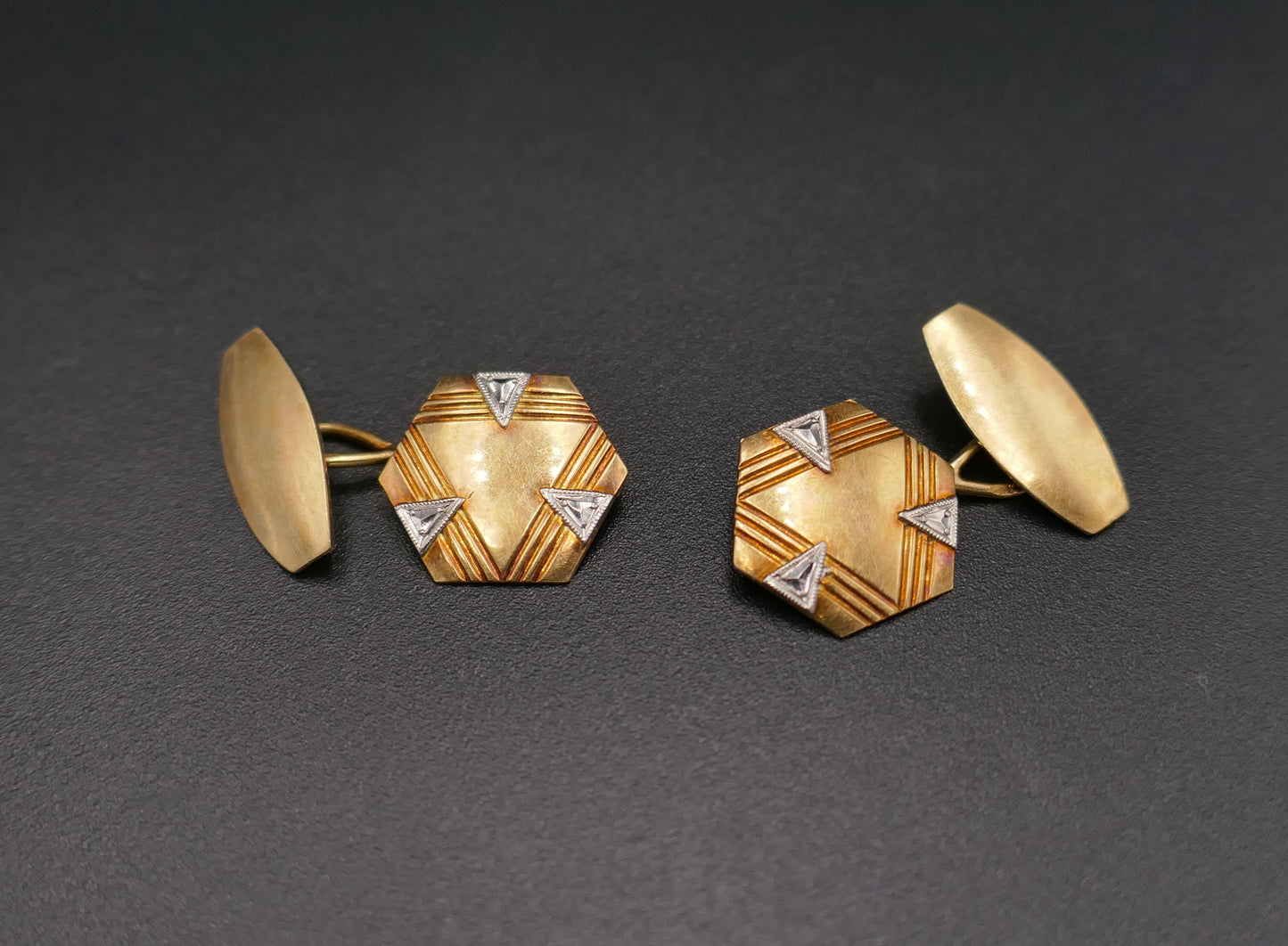 Paire De Boutons De Manchettes Art Déco, Or 18 Carats.