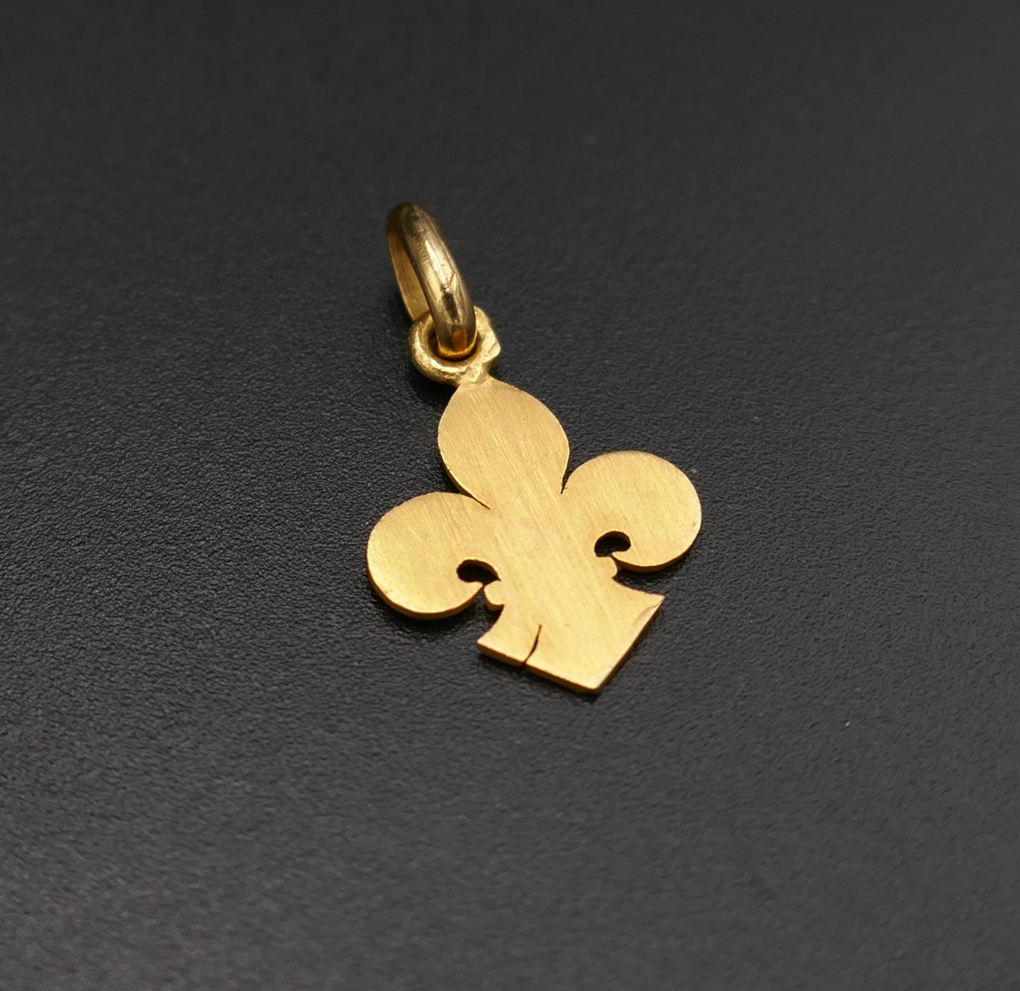 Pendentif Fleur De Lys, Or Jaune 18 Carats.