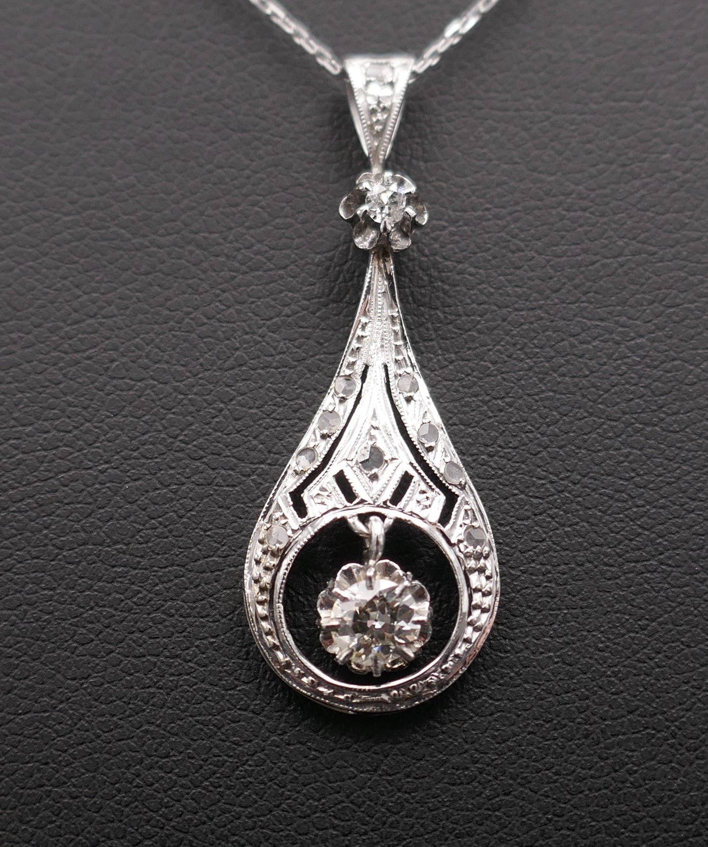 Pendentif Diamants, Chaîne En Or Blanc 18 Carats.