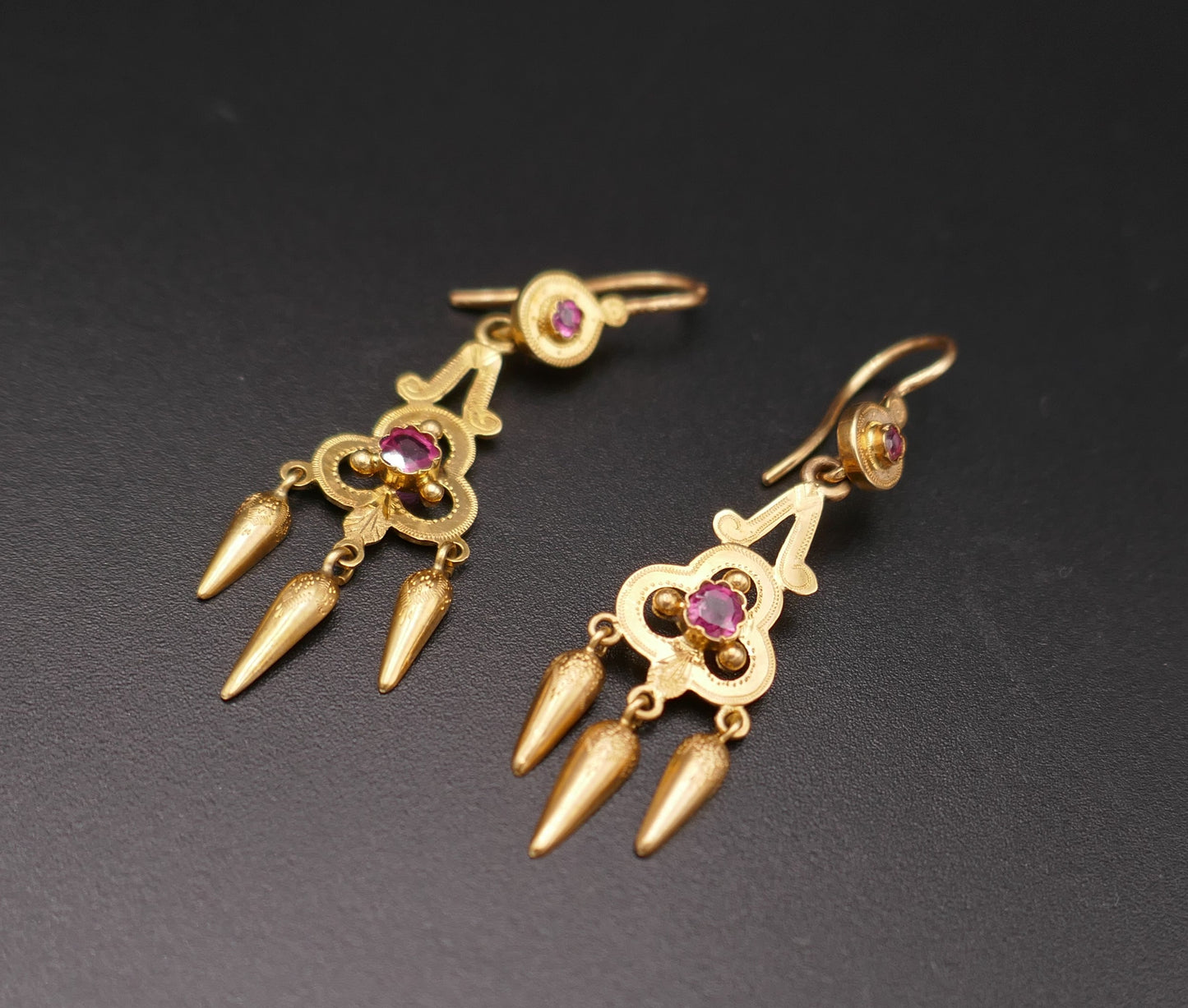 Boucles d'Oreilles Pampilles Serties De Pierres Roses, Or 18 Carats.