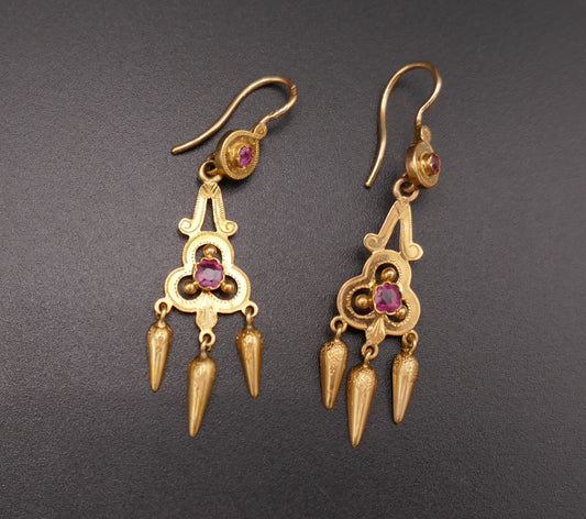 Boucles d'Oreilles Pampilles Serties De Pierres Roses, Or 18 Carats.