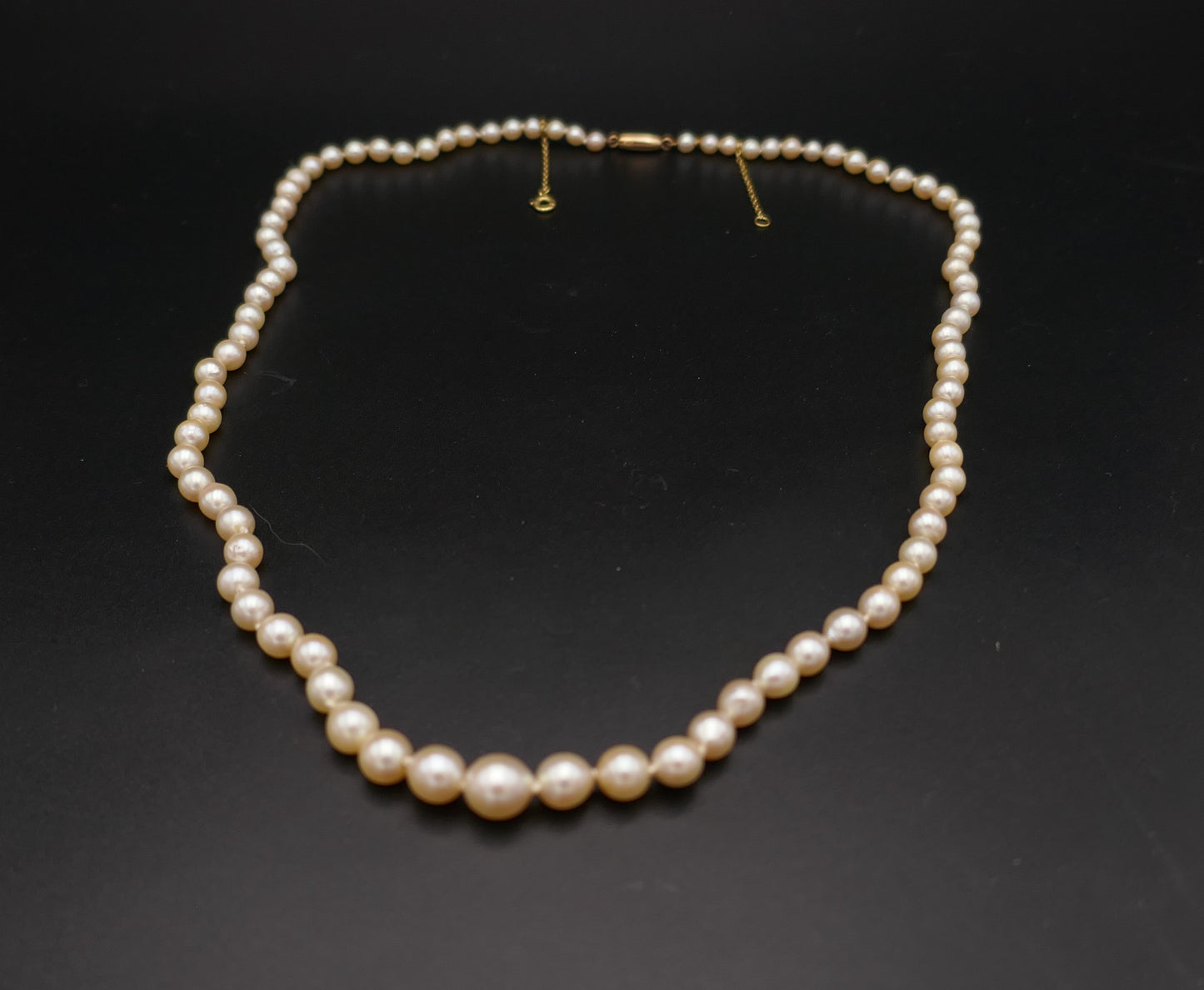 Collier De Perles De Culture En Chute, Fermoir Et Chaînette De Sécurité, 18 Carats.