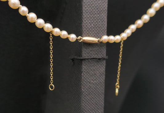 Collier De Perles De Culture En Chute, Fermoir Et Chaînette De Sécurité, 18 Carats.