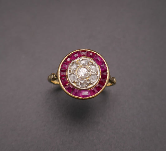 Bague Art Déco Diamants Et Rubis Calibrés.