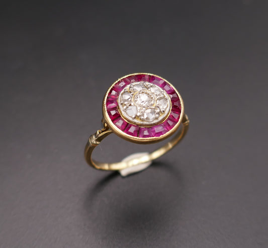 Bague Art Déco Diamants Et Rubis Calibrés.