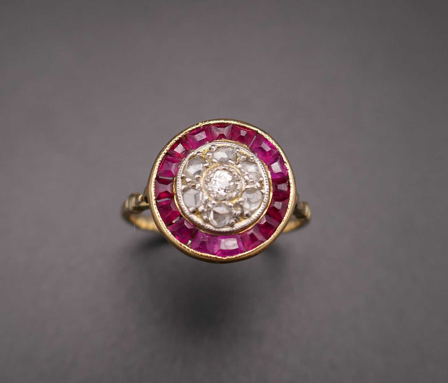 Bague Art Déco Diamants Et Rubis Calibrés.