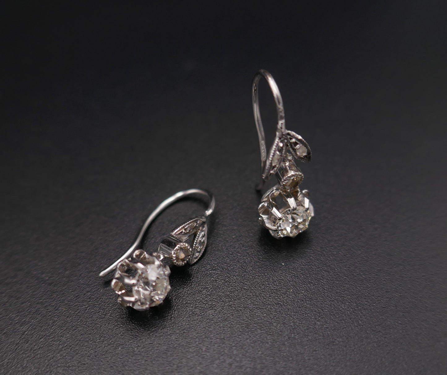 Boucles d'Oreilles Ornées De 2 Diamants, 0,60 carat.