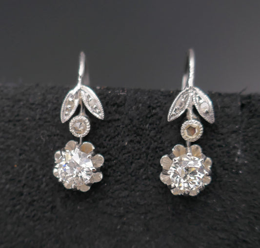 Boucles d'Oreilles Ornées De 2 Diamants, 0,60 carat.
