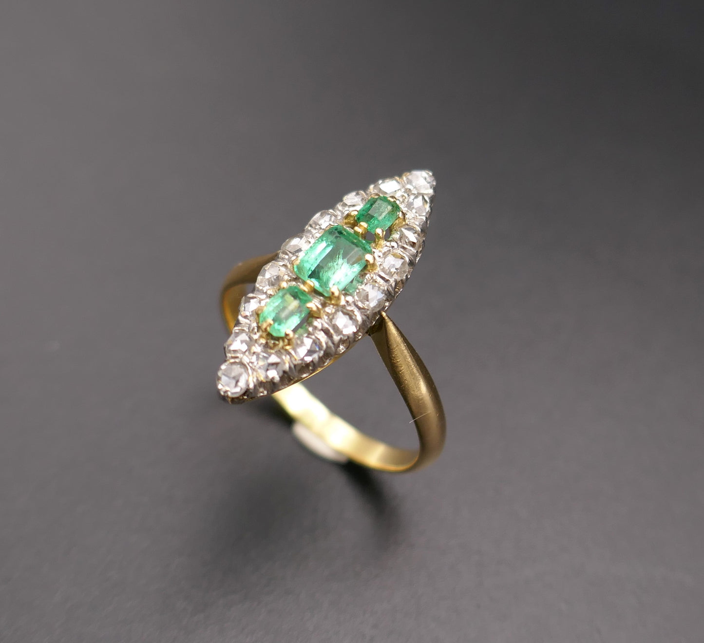 Bague Marquise émeraudes Et Diamants Taille Rose, Or Et Platine.