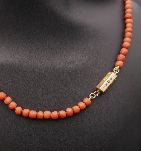 Collier De Perles De Corail Ancien Facettées, Fermoir Or 18 Carats et émail.