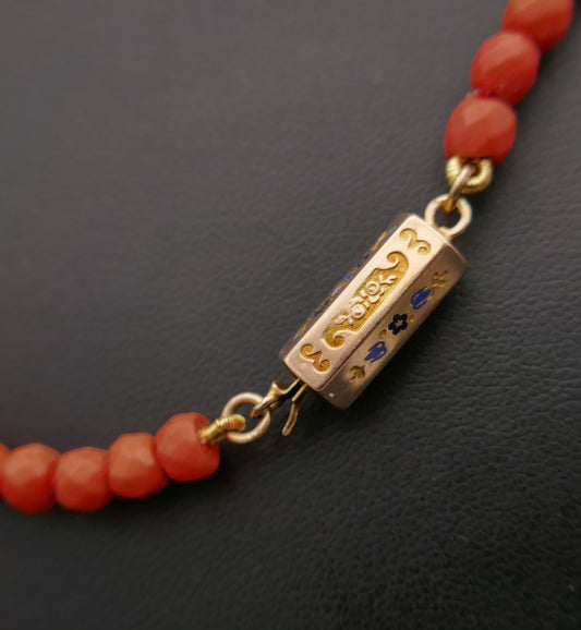 Collier De Perles De Corail Ancien Facettées, Fermoir Or 18 Carats et émail.