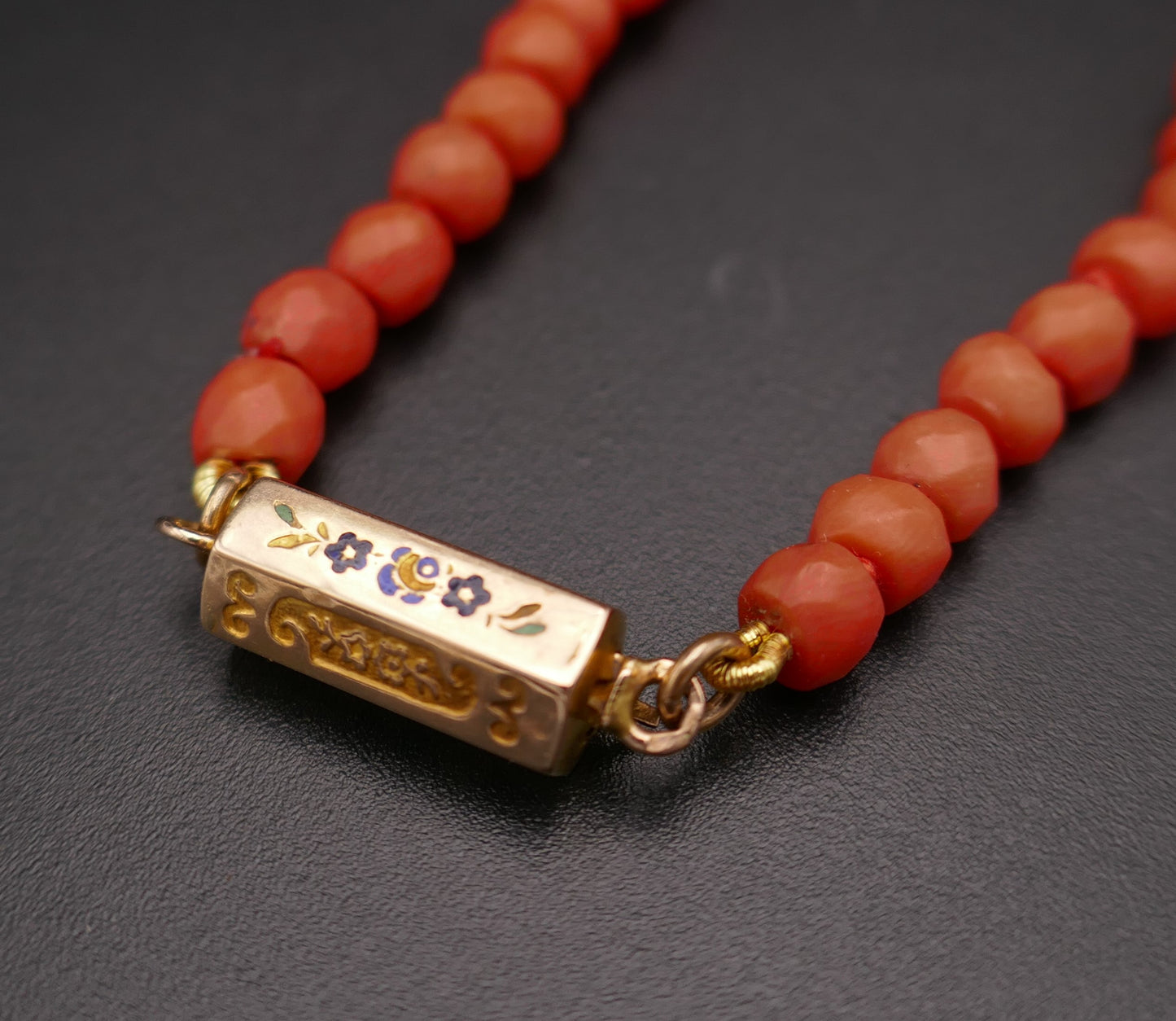 Collier De Perles De Corail Ancien Facettées, Fermoir Or 18 Carats et émail.