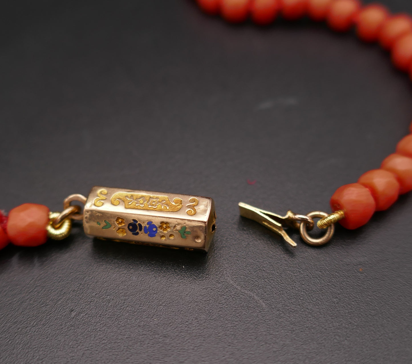 Collier De Perles De Corail Ancien Facettées, Fermoir Or 18 Carats et émail.