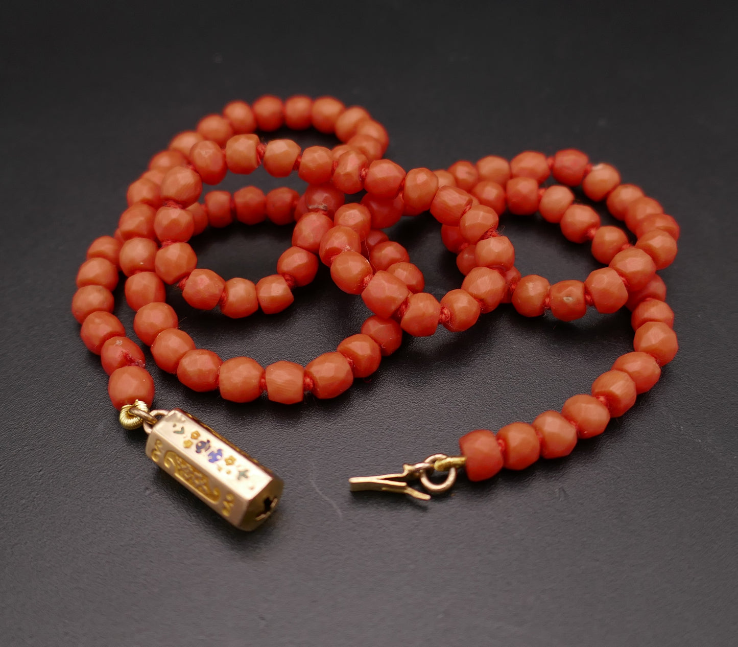 Collier De Perles De Corail Ancien Facettées, Fermoir Or 18 Carats et émail.