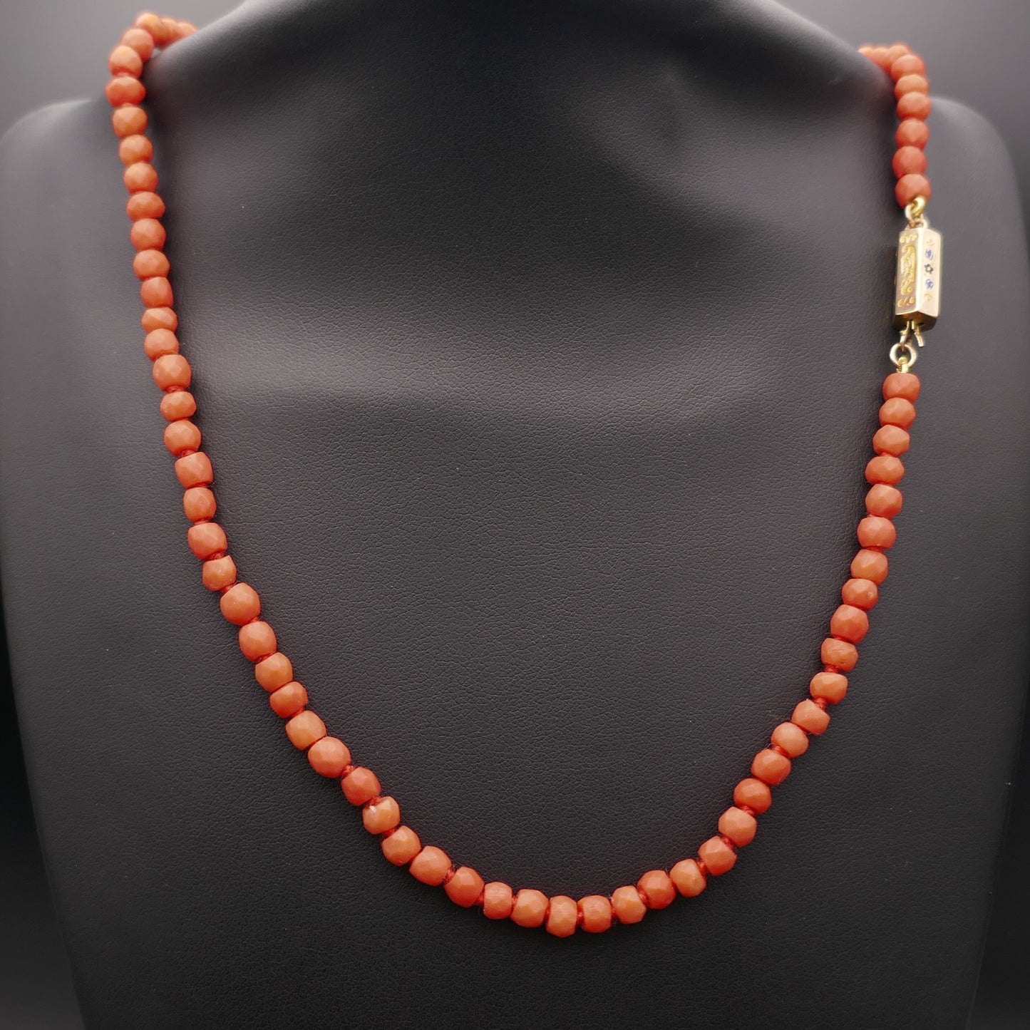 Collier De Perles De Corail Ancien Facettées, Fermoir Or 18 Carats et émail.
