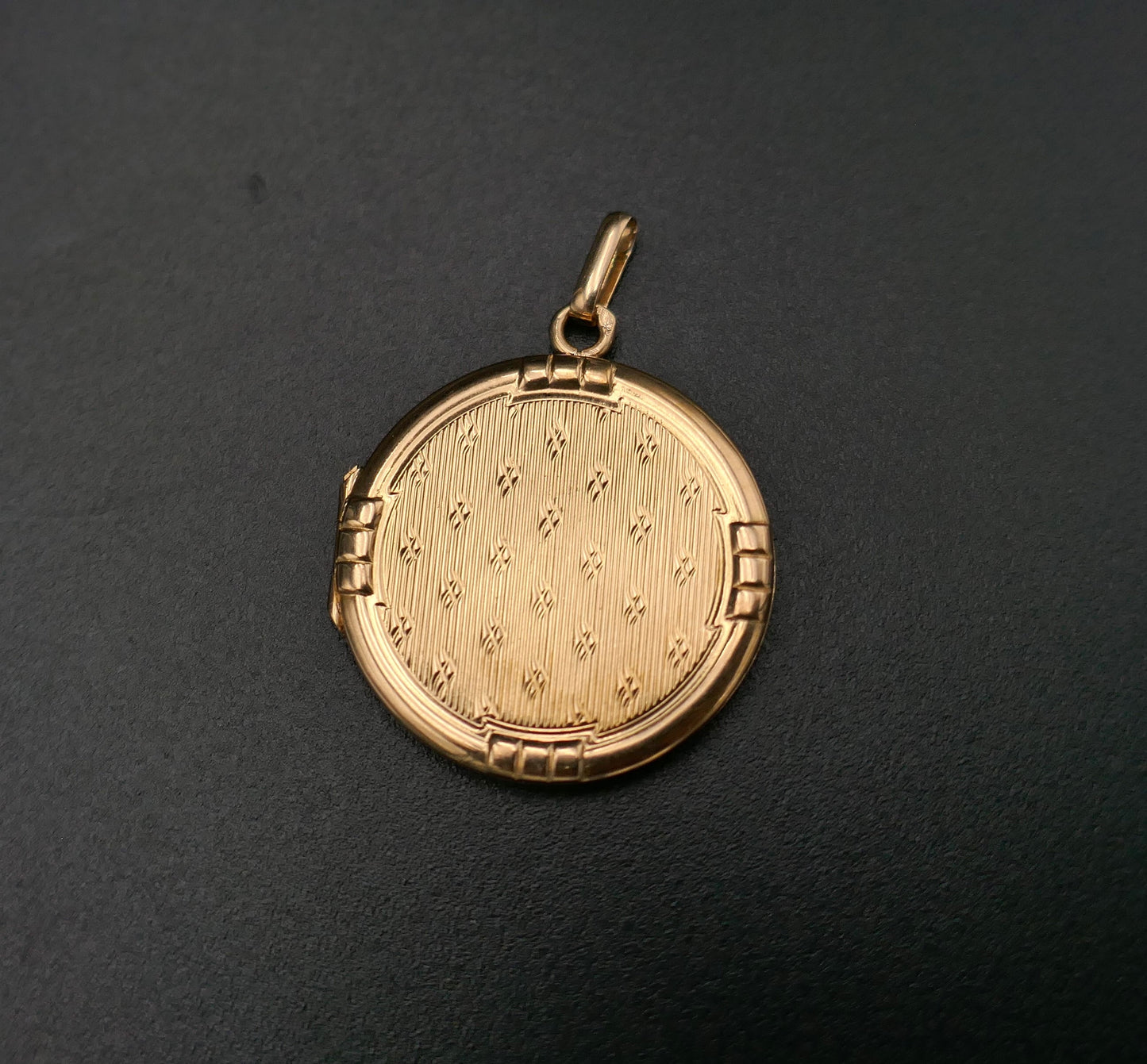 Pendentif médaillon Porte photo ou souvenir ouvrant en or jaune 18 carats.