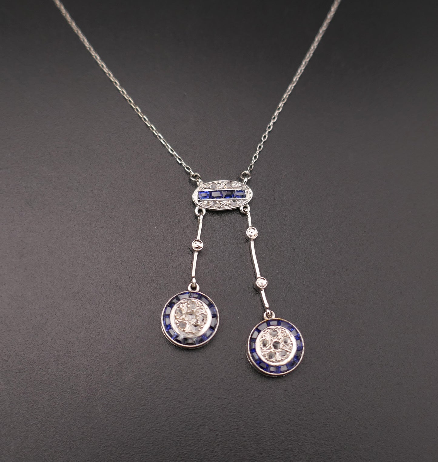 Collier négligé d'époque Art Déco Diamants Et saphirs Calibrés.