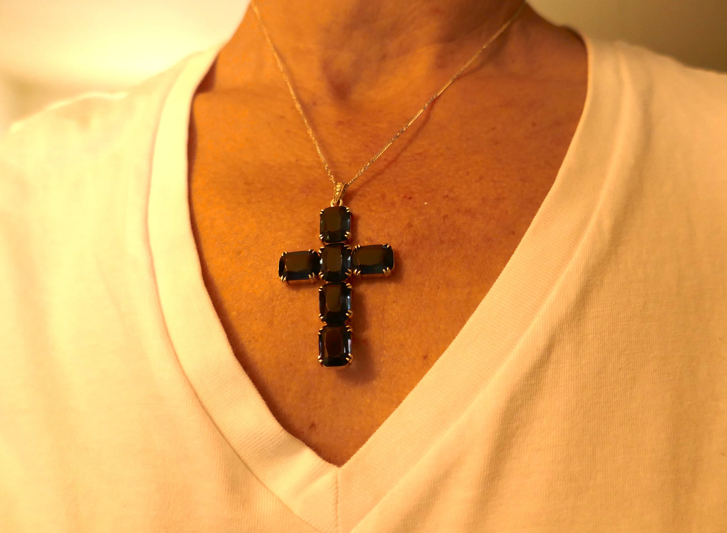 Importante croix en argent et pierres bleues avec chaîne en argent.