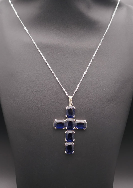 Importante croix en argent et pierres bleues avec chaîne en argent.