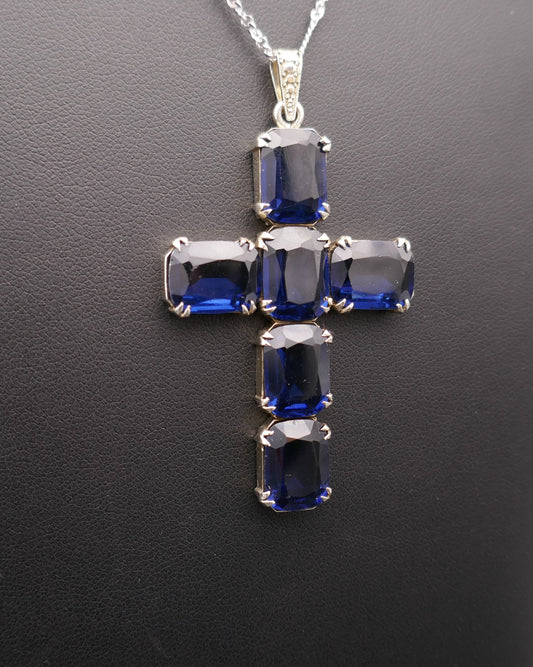Importante croix en argent et pierres bleues avec chaîne en argent.
