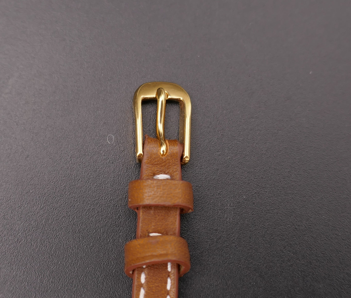 Mini Montre Vintage En Or jaune 18 Carats, vers 1960. Excellent état.