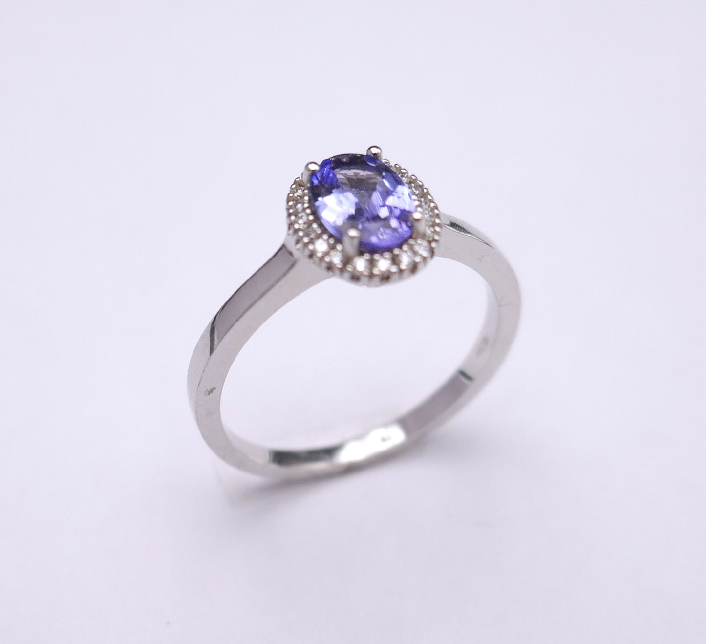 Bague saphir entourage diamants, or blanc 18 carats.