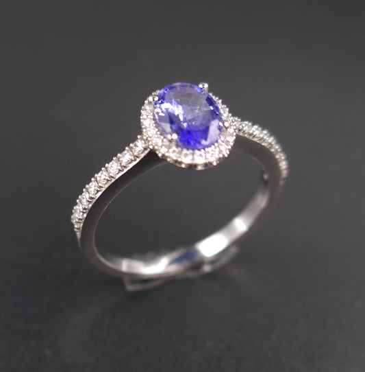 Bague saphir entourage diamants, monture pavée de diamants, or blanc 18 carats.