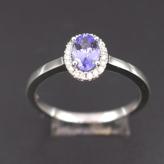 Bague saphir et diamants, or blanc 18 carats.