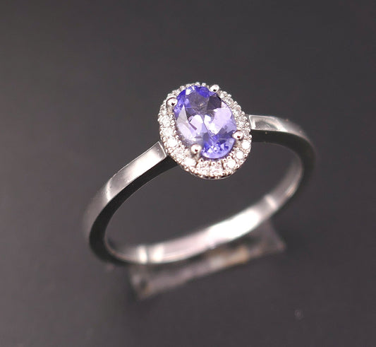 Bague saphir et diamants, or blanc 18 carats.