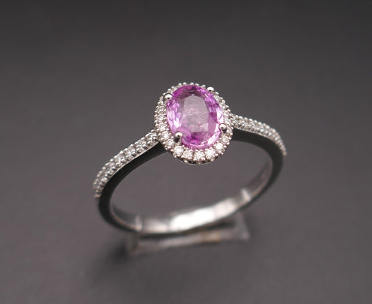 Bague saphir rose entourage diamants, monture pavée de diamants, or blanc 18 carats.