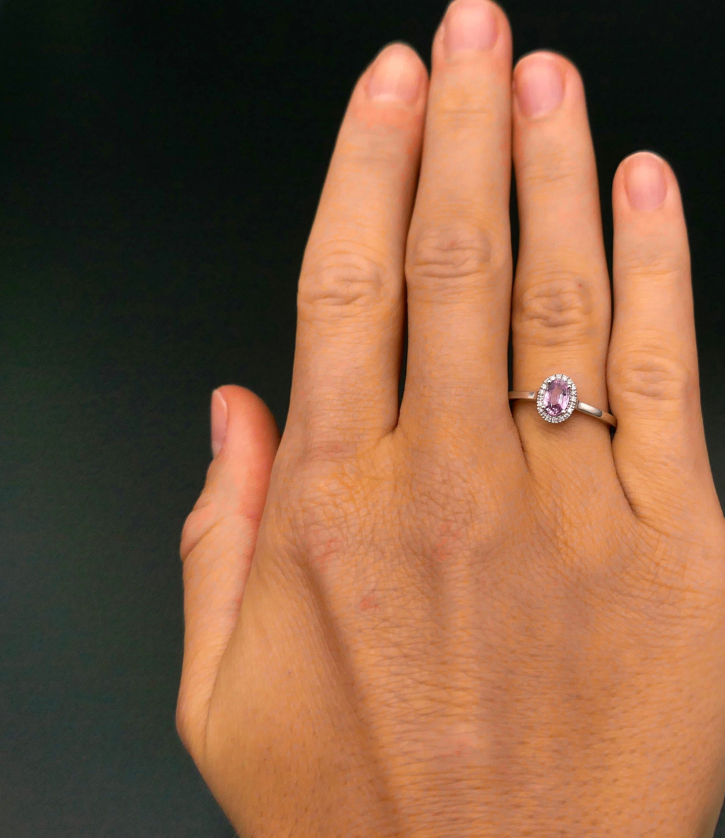 Bague saphir rose et diamants, or blanc 18 carats.
