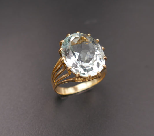 Bague ornée d'une aigue marine, or jaune 18 carats.