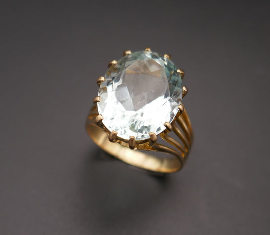 Bague ornée d'une aigue marine, or jaune 18 carats.