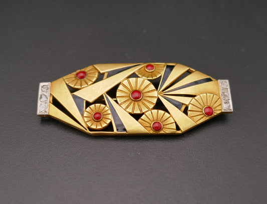 Broche plaque Art Déco, corail, onyx et diamants. Platine et or 18 ct.