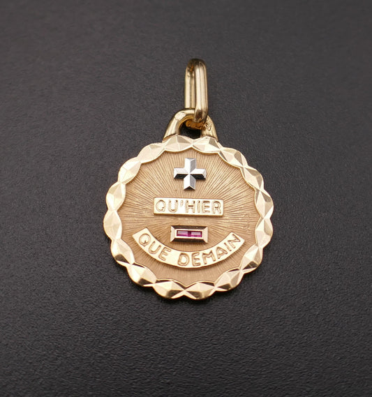 Augis Médaille d'Amour Et Rubis, Or 18 Carats.