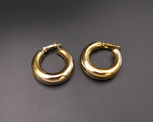 CHAUMET Boucles d'oreilles créoles, collection " Anneau" , or jaune 18 carats.