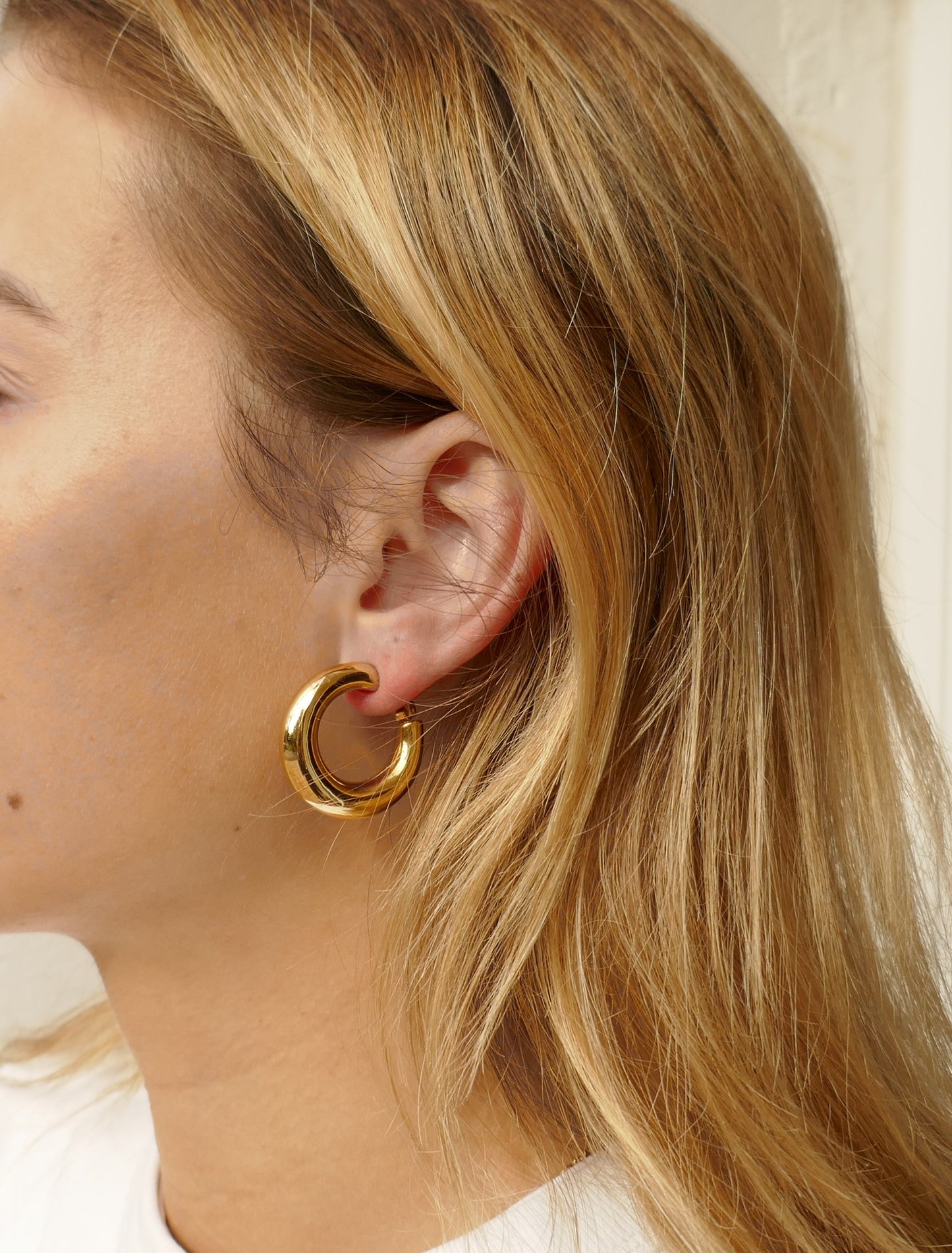 CHAUMET Boucles d'oreilles créoles, collection " Anneau" , or jaune 18 carats.