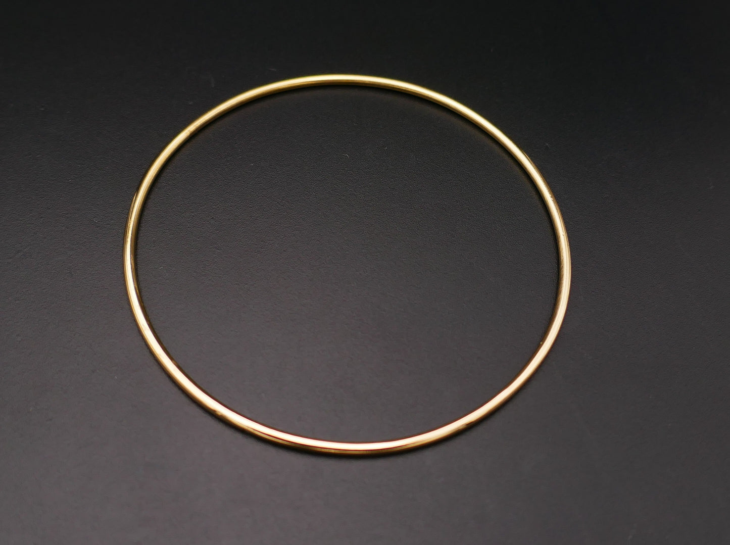 Bracelet jonc rigide, or jaune 18 carats.