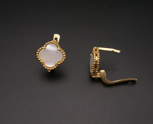 Boucles d'oreilles trèfle serties de nacre, or jaune 18 carats.