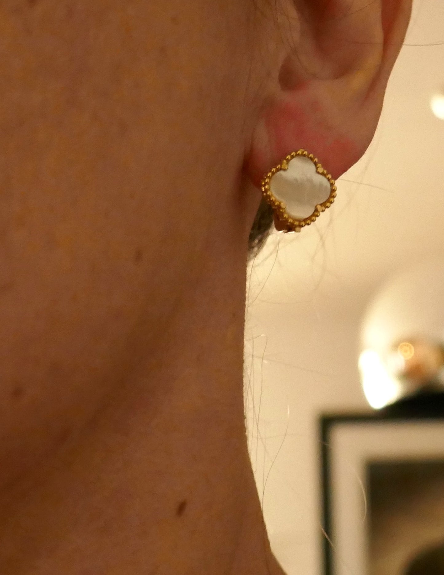 Boucles d'oreilles trèfle serties de nacre, or jaune 18 carats.